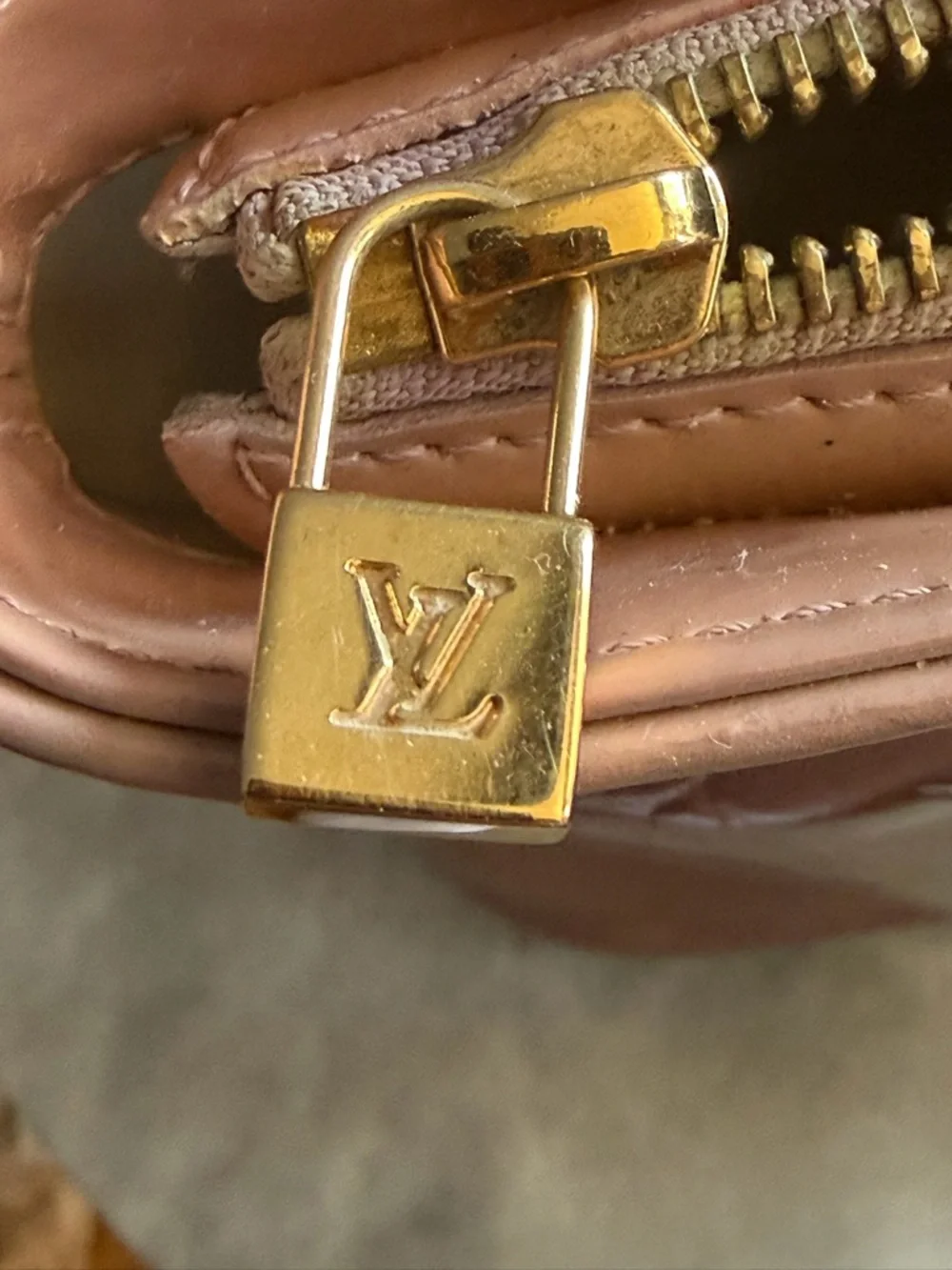 Louis Vuitton Vernis Houston Tote Bag Monogram Rose Pink Patent Leather⁠
